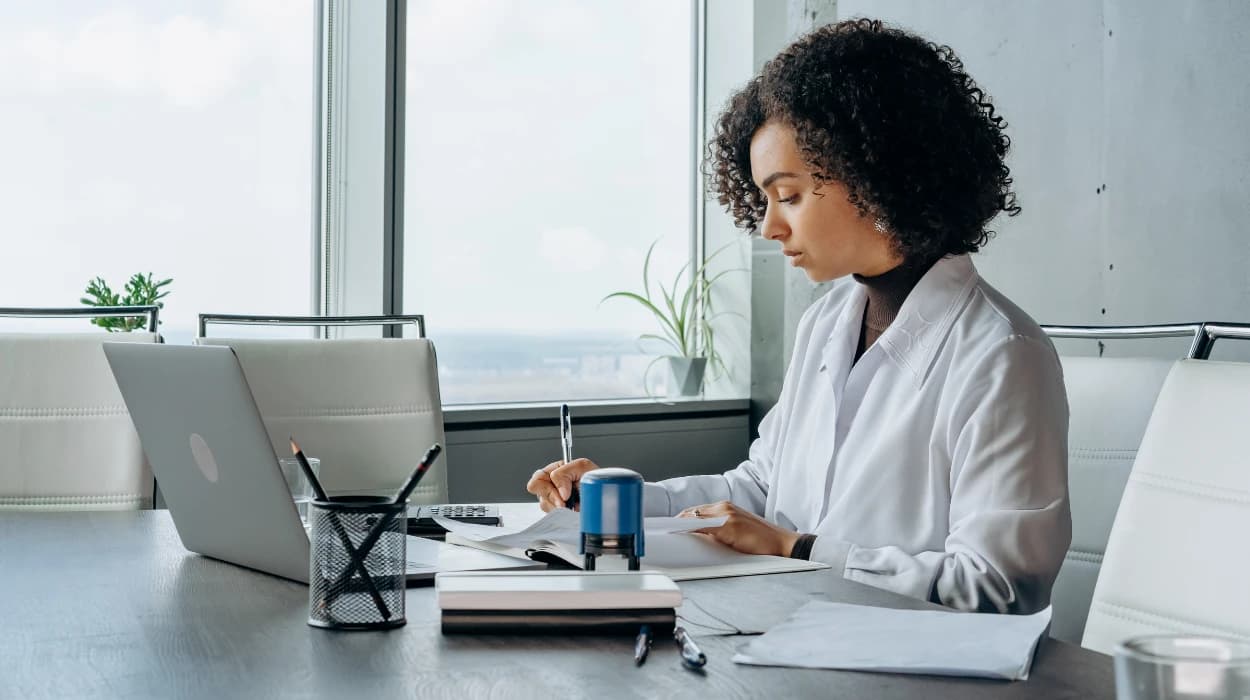 إتقان تكنولوجيا المكاتب للمساعدين الإداريين